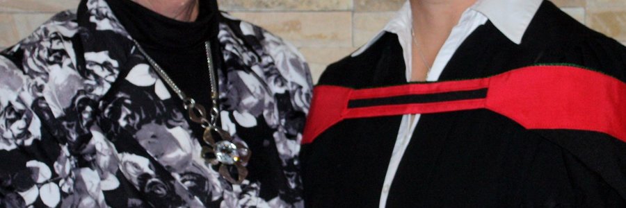 Sers Adele Visser tydens ‘n gradeplegtigheid vir haar B.Tech-graad in polisiëring, saam met haar trotse ma,  Lucille Mangiagalli 